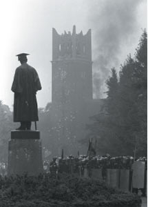 早稲田大学の封鎖解除のため構内に入る機動隊