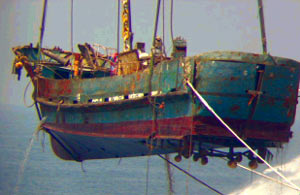 「九州南西海域工作船事件」で引き上げられた工作船