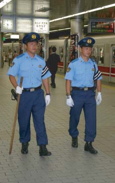 地下鉄梅田駅の警戒警備活動（大阪）