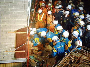 新潟県中越沖地震において救出救助活動を行う特別救助班（7月、新潟）