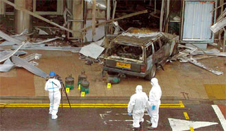 グラスゴー空港に突入した自動車(6月、英国)(時事)