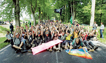 座込みによってサミット会場に通じる道路を封鎖するデモ隊（6月、ドイツ）（時事）