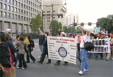 海外の労働団体が参加したデモ（11月、東京）