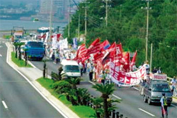 「沖縄サミット粉砕」を主張してデモ行進する過激派 （12年7月、沖縄）