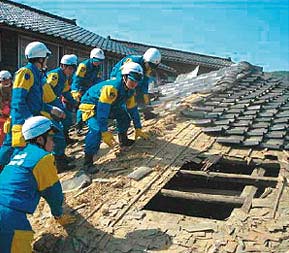 倒壊家屋での救出活動(石川県輪島市)