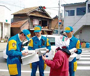 安否確認のため訪問活動を行う広域緊急援助隊（石川県輪島市）