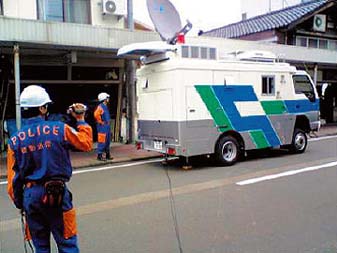 機動警察通信隊が撮影した映像を伝送する衛星通信車(新潟県柏崎市)