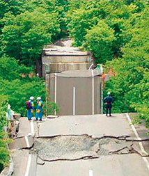 崩落した橋(岩手県一関市)