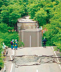 崩落した橋（岩手県一関市）