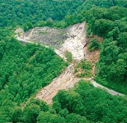 土砂崩れにより通行不能となった道路（宮城県栗原市）