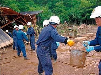 バケツリレーで土砂を搬出する機動隊員（宮城県栗原市）