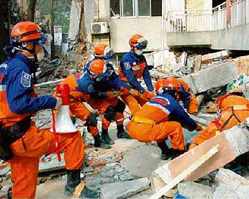 救出救助活動を行う国際警察緊急援助隊（平成20年中国四川大地震）