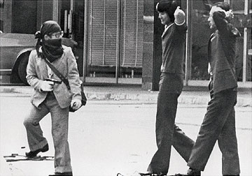 クアラルンプールで米国大使館・スウェーデン大使館を襲撃し、人質をとる日本赤軍メンバー（1975年、マレーシア）（時事）