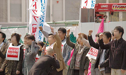 日本政府による対北朝鮮措置の再延長に抗議する朝鮮総聯関係者（3月、東京）