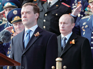 対独戦勝利軍事パレードを観閲するロシアのメドヴェージェフ大統領とプーチン首相（5月）（時事）