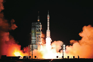 有人宇宙船「神舟7号」の打ち上げ(時事)
