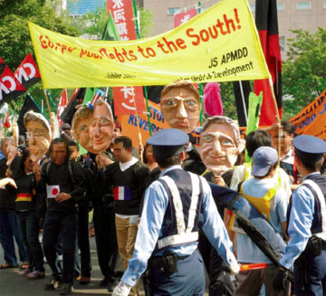 反グローバリズムを掲げる団体によるデモ行進（7月、北海道）