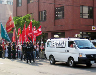 過激派によるデモ行進 （7月、北海道）