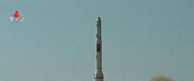 4月5日に発射された長距離弾道ミサイル「テポドン2号」（時事）