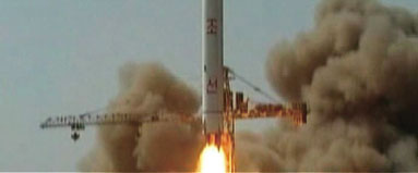 4月5日に発射された長距離弾道ミサイル「テポドン2号」（時事）