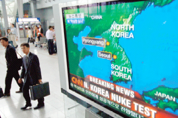 北朝鮮の核実験実施を伝えるテレビ（18年10月、ソウル市内）（時事）