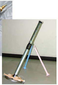 「在日米空軍横田基地に向けた飛翔弾発射未遂事件」の飛翔弾（左）と発射装置（模型）