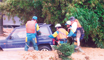 被災者の救出救助活動を行う広域緊急援助隊（7月、山口）