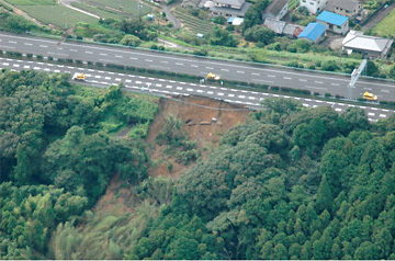 駿河湾を震源とする地震により崩落した東名高速道路牧之原サービスエリア付近の路肩（8月、静岡）