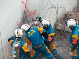 廃屋を利用した救出救助訓練を行う特別救助班（11月、静岡）
