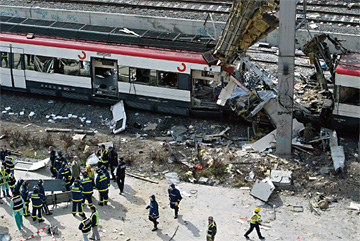 マドリードにおける爆破テロによって破壊された列車（16年3月）（時事）