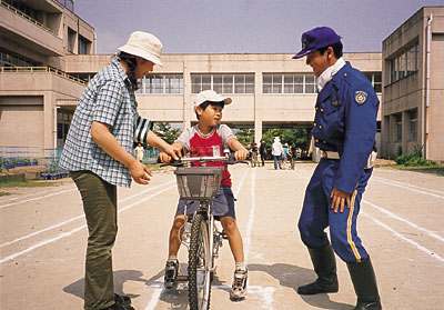警察による自転車安全教室の様子(福岡)