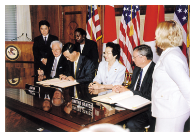 日米刑事共助条約の署名(2003年(平成15年)8月、ワシントン)