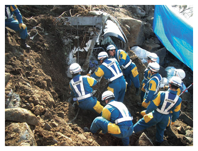 長岡市妙見堰(ぜき)付近の土砂崩落現場で活動する広域緊急援助隊