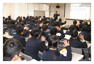 写真　非行防止教室を通じた広報啓発活動