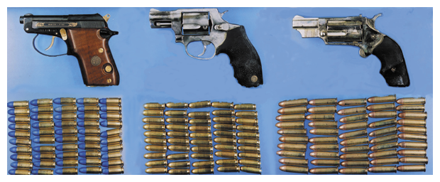 写真　密輸入事件で押収したけん銃等
