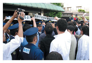 写真　捜索に対して抗議する在日本朝鮮科学技術協会の関係者(時事)