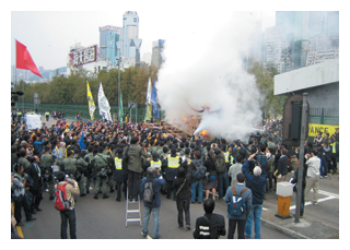 写真　WTO第6回閣僚会議に対する抗議行動(時事)