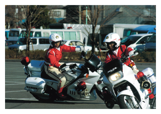 写真　白バイを運転する女性警察官