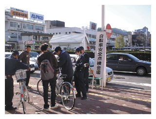 自転車の安全点検を行う警察官
