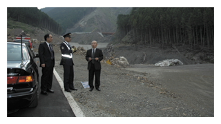 台風被害の復興状況について説明を受ける徳島県公安委員会委員長(右)