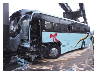 大型観光バスの交通事故現場
