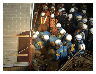 新潟県中越沖地震に伴い被災者の救出救助に当たる広域緊急援助隊