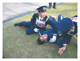 実践的訓練を行う警察官