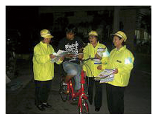 写真　地域ボランティアによる交通安全活動
