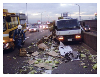 事例　写真　大型トラックの交通事故現場