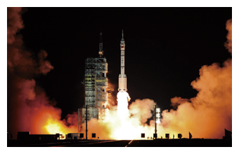 写真　「神舟7号」の打ち上げ（AFP＝時事）