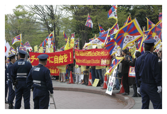 写真　中国のチベット政策に対する抗議