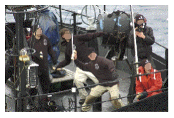 写真　調査捕鯨船への妨害行為（提供：（財）日本鯨類研究所）