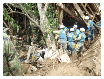 写真　岩手・宮城内陸地震に伴い被災者の救出救助に当たる広域緊急援助隊