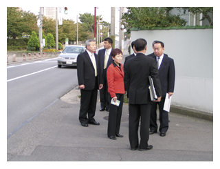 事例2　新潟県警察の担当者から説明を受ける国家公安委員会委員（左から3人目）